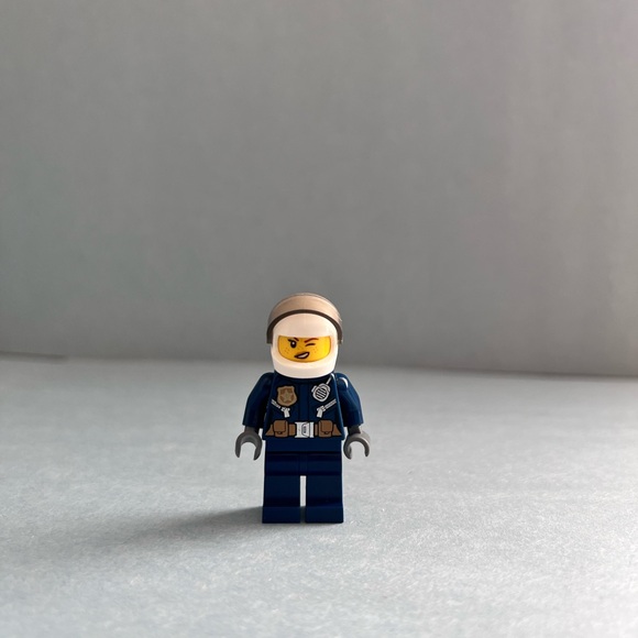 LEGO City Police Officer Minifigure - Picture 1 of 3